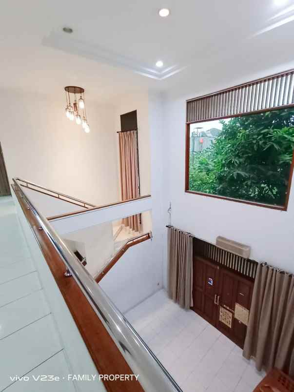 rumah second bangunan kokoh di rempoa jakarta