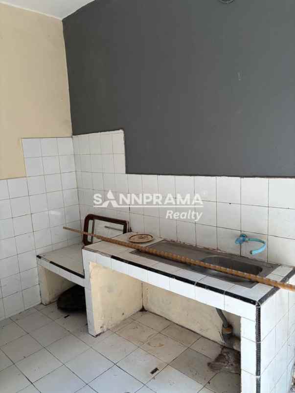 rumah strategis dengan kamar 5 di kukusan depok iml