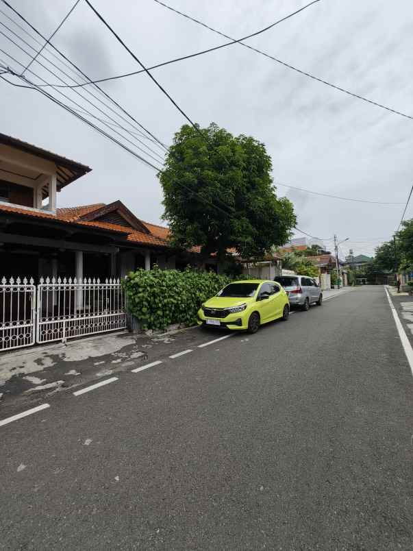 rumah tanah luas dalam komplek au jatiwaringin