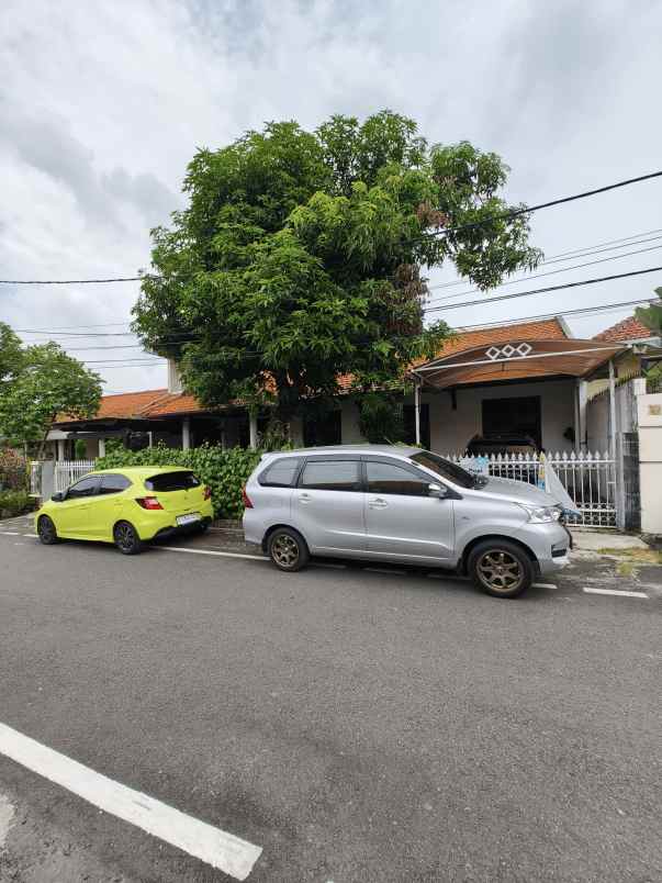 rumah tanah luas dalam komplek au jatiwaringin