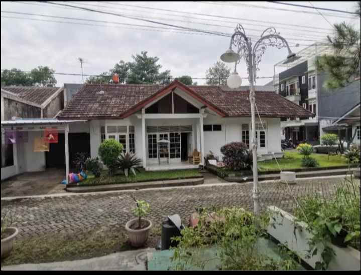 rumah terawat sekitar kampus dan pusat bisnis