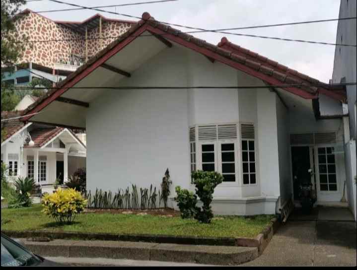 rumah terawat sekitar kampus dan pusat bisnis