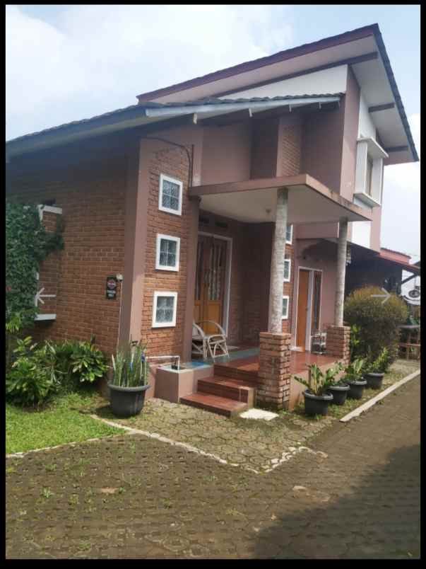 villa nyaman strategis di cisarua lembang