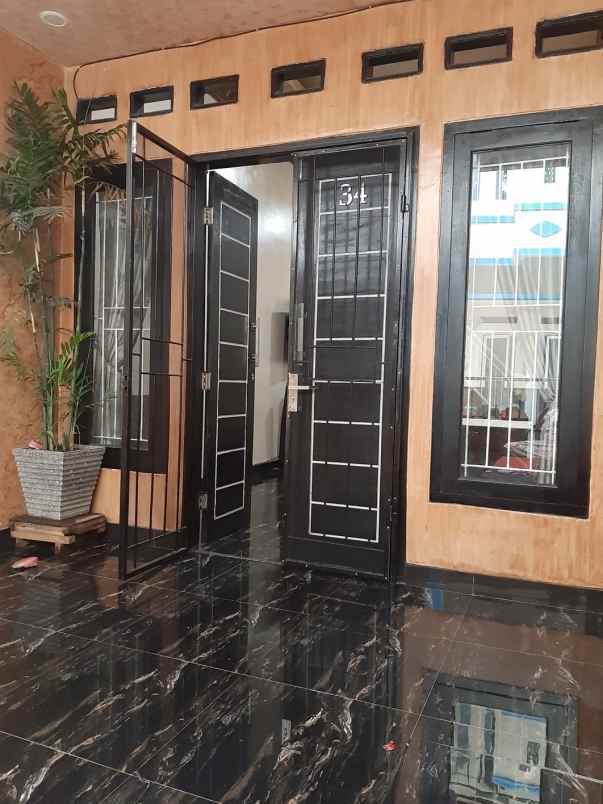 dijual cepat rumah bagus 3 lantai otista