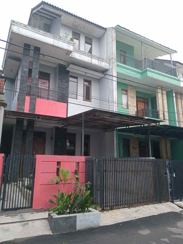 dijual di bawah njop rumah di ostana kawaluyaan