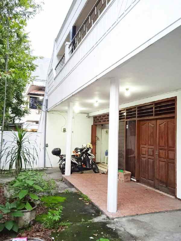 dijual edisi bu rumah 3 lantai di dukuh kupang barat