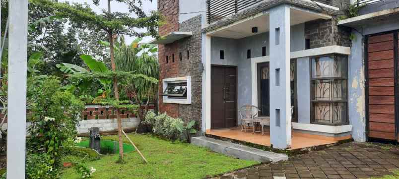 dijual rumah 2 lantai di desa klompangan ajung jember