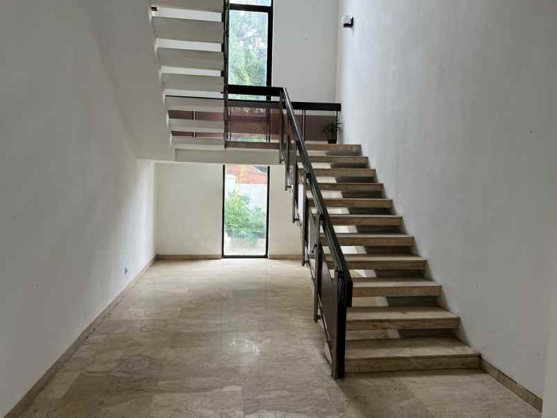 dijual rumah ada kolam renang di mampang