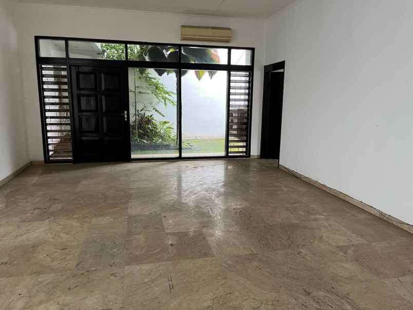 dijual rumah ada kolam renang di mampang