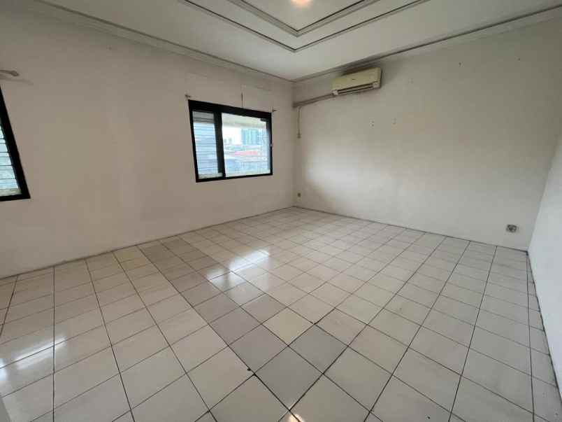 dijual rumah ada kolam renang di mampang