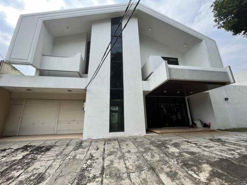 dijual rumah ada kolam renang di mampang