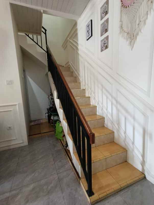 dijual rumah bagus dan modern lokasi ciputat jombang