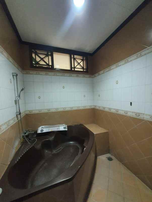 dijual rumah besar tanah luas di ciracas jakarta timur