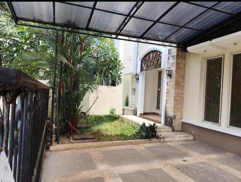 dijual rumah cantik di daerah royal residence