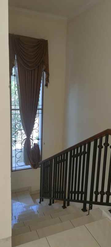 dijual rumah cantik di daerah royal residence