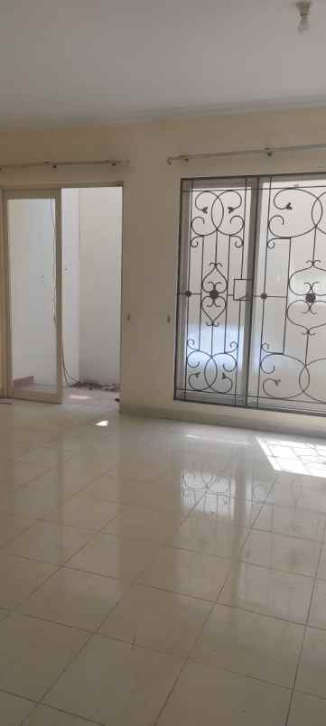dijual rumah cantik di daerah royal residence