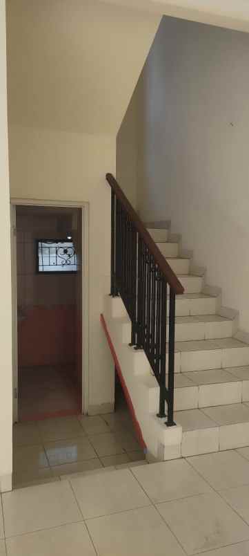 dijual rumah cantik di daerah royal residence