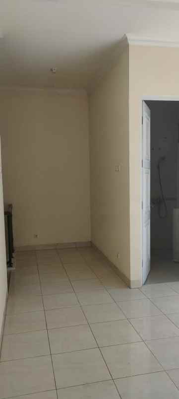 dijual rumah cantik di daerah royal residence