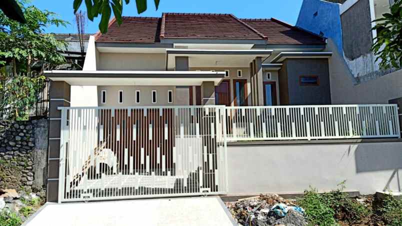 dijual rumah cemorokandang