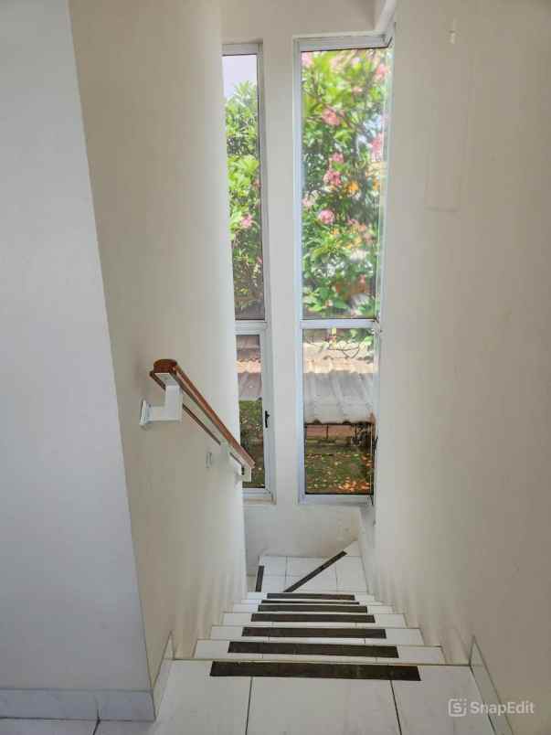 dijual rumah cluster bellevue kota