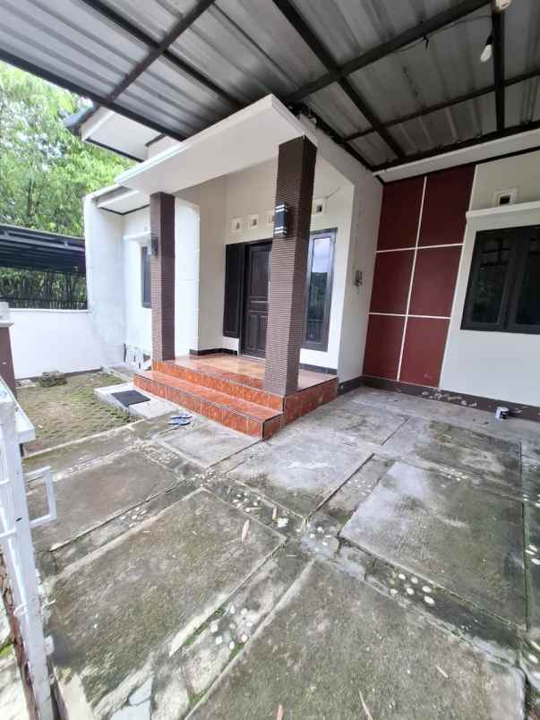 dijual rumah dekat jakal km 8