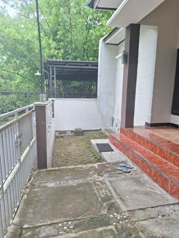 dijual rumah dekat jakal km 8