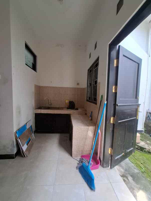 dijual rumah dekat jakal km 8