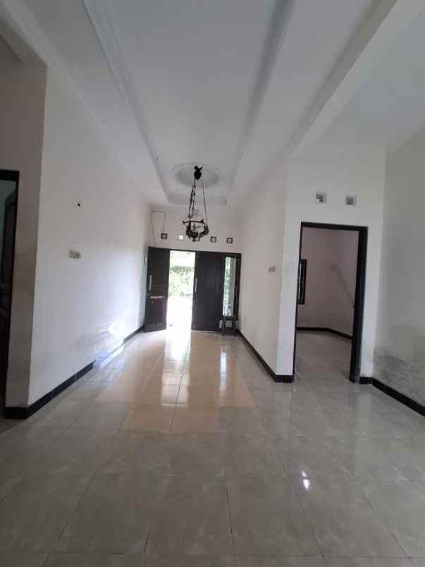 dijual rumah dekat jakal km 8