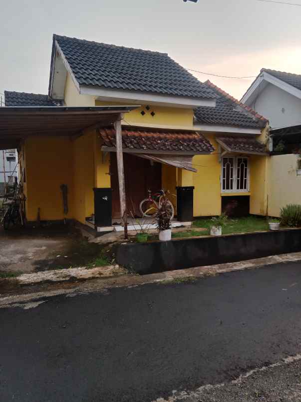 dijual rumah dengan lahan luas