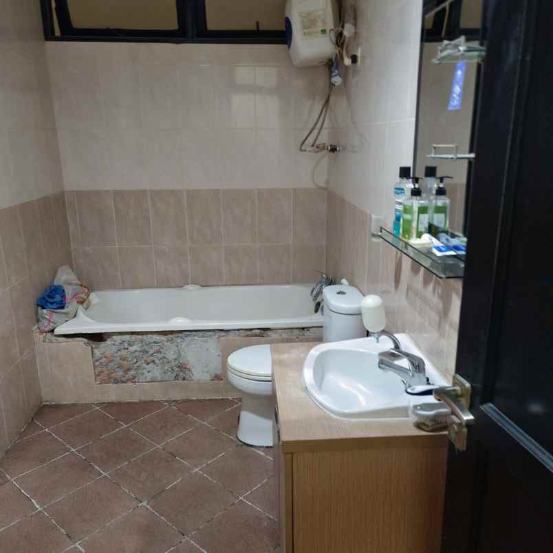 dijual rumah di daerah taman modern