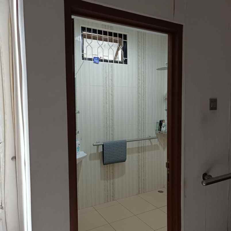 dijual rumah di daerah taman modern