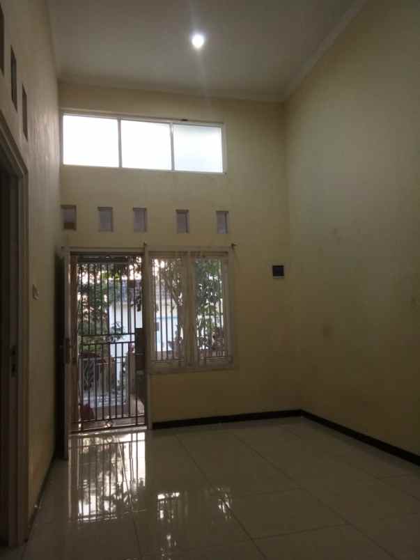 dijual rumah di jl mulawarman banyumanik semarang