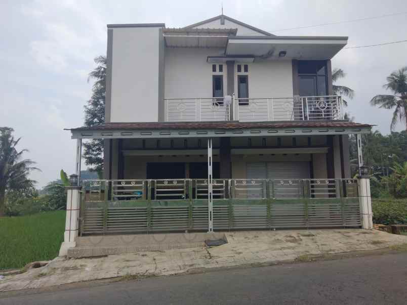 dijual rumah dua lantai siap huni view gunung