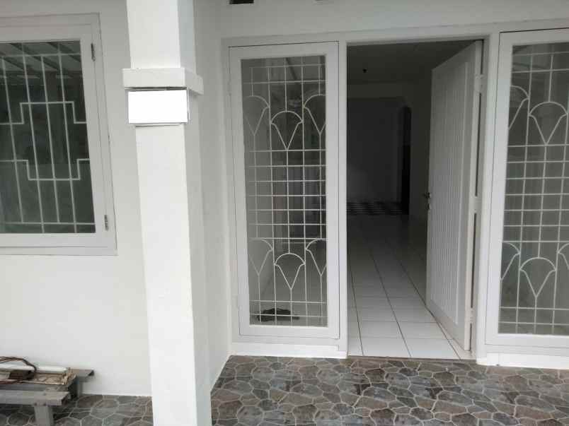 dijual rumah dukuh zamrud utara