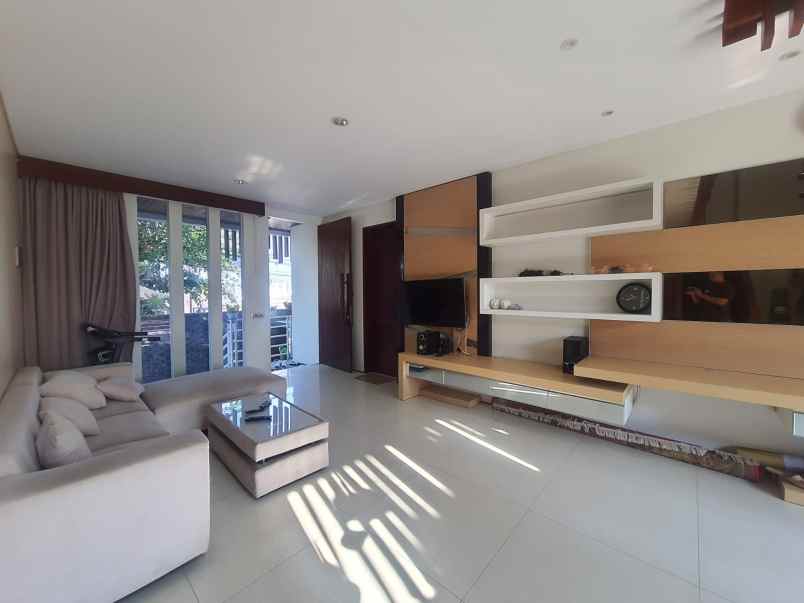 dijual rumah elite lantai 2 lokasi gatot subroto barat