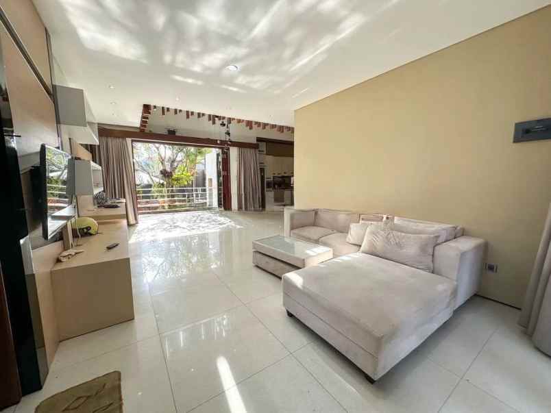 dijual rumah elite lantai 2 lokasi gatot subroto barat