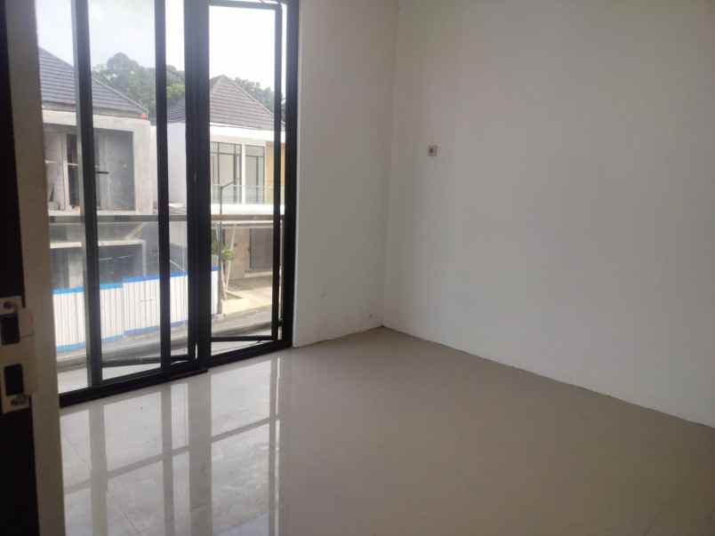 dijual rumah grandia metropolis