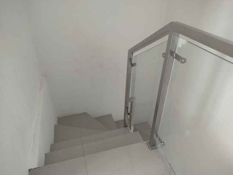 dijual rumah grandia metropolis