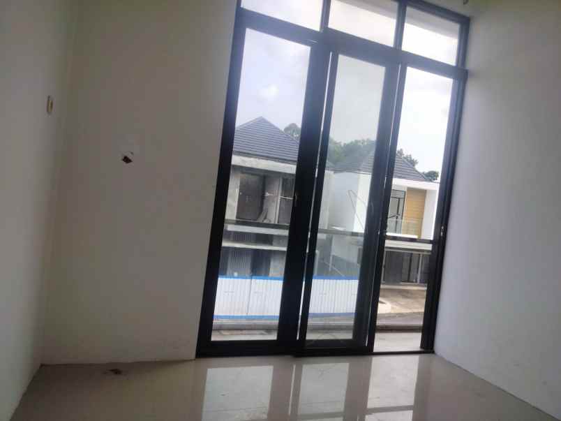 dijual rumah grandia metropolis
