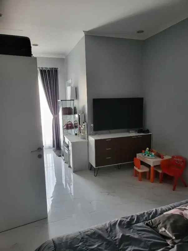 dijual rumah hunian cantik terawat bsd city