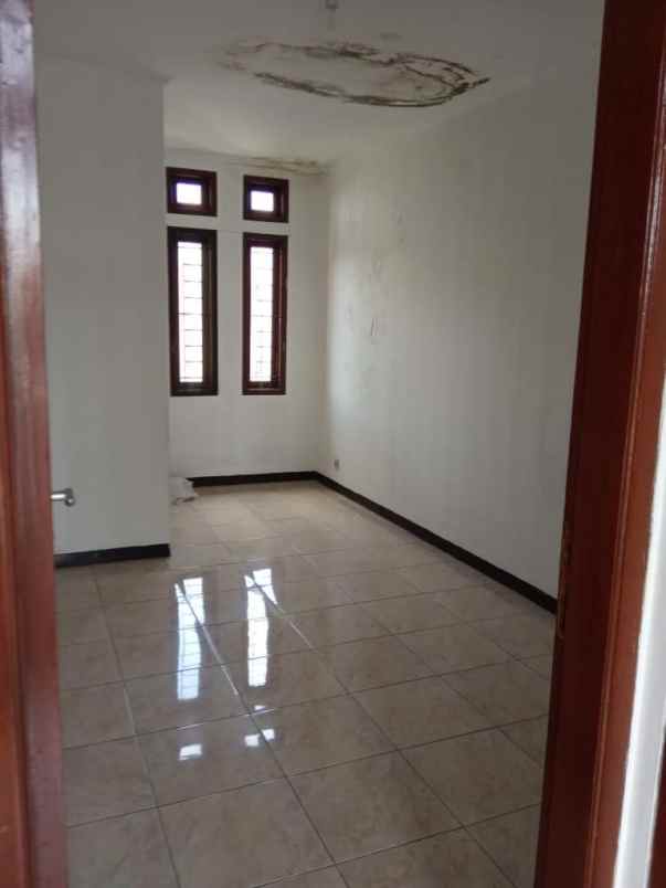 dijual rumah jalan abadi regency