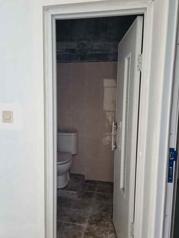 dijual rumah jalan cisaat setu
