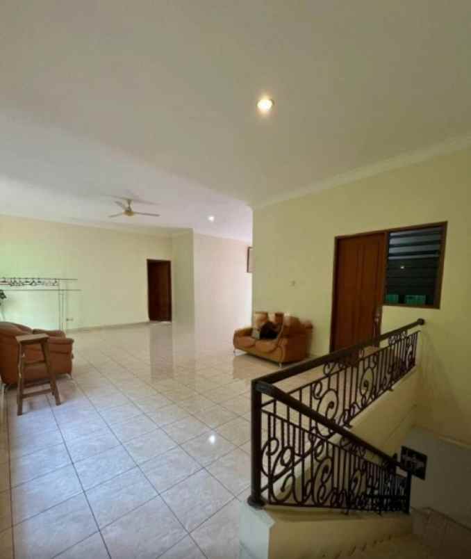 dijual rumah jalan darmo hill