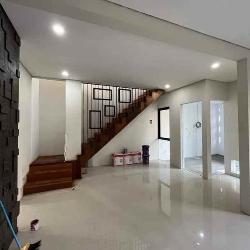 dijual rumah jalan kaliurang km 8