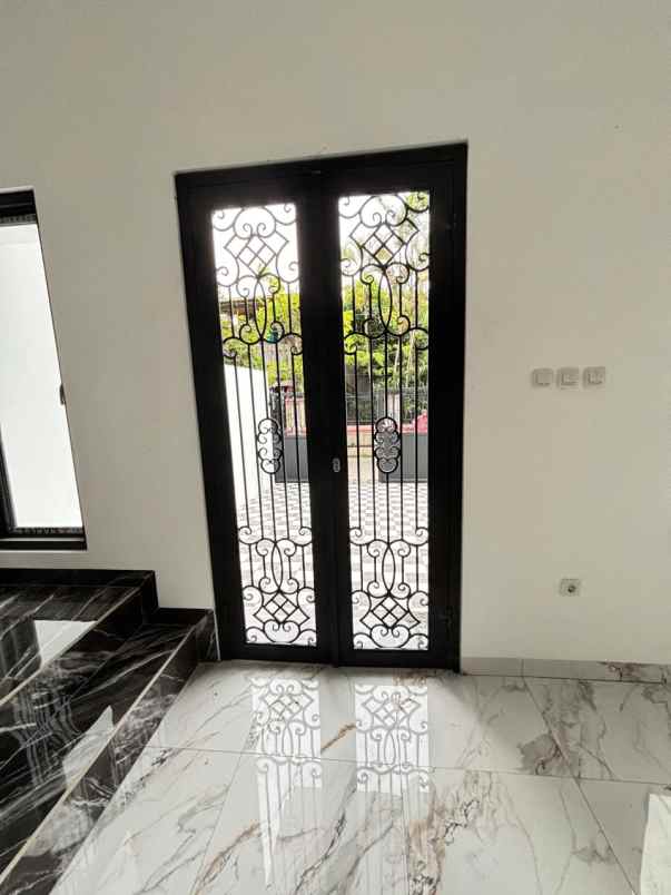 dijual rumah jalan raya ciledug