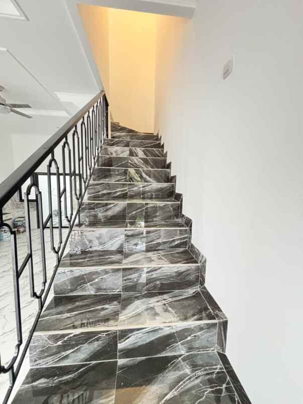 dijual rumah jalan raya ciledug