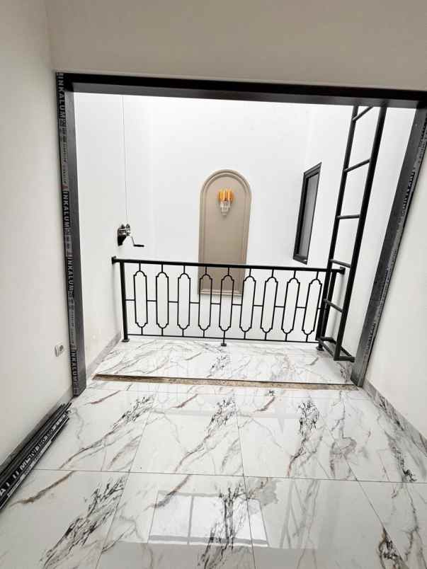 dijual rumah jalan raya ciledug