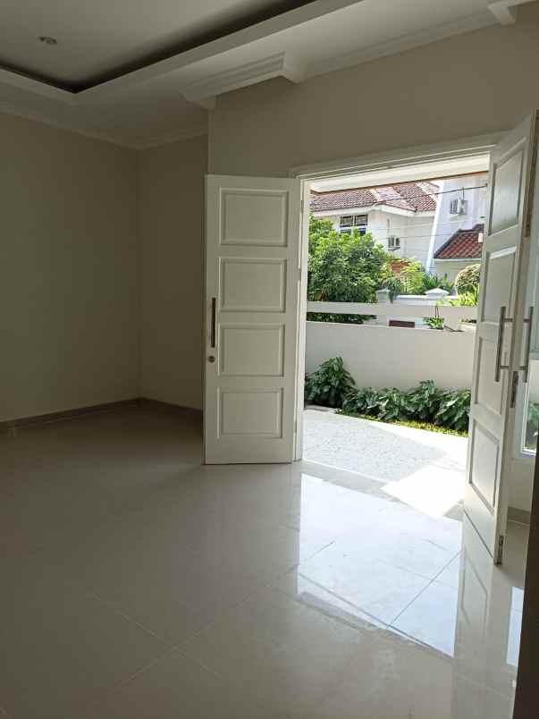 dijual rumah jalan raya cinere