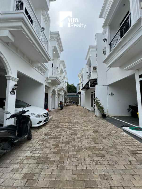 dijual rumah jalan raya jagakarsa