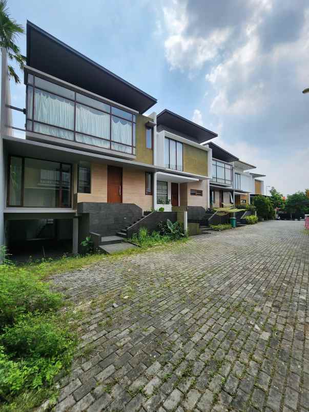 dijual rumah jalan raya kemang ampera